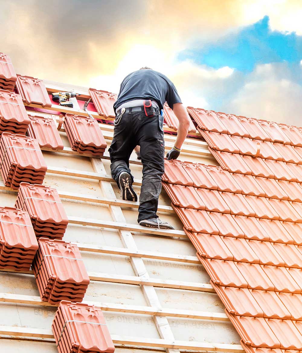 Dachdecker auf einem Spitzdach